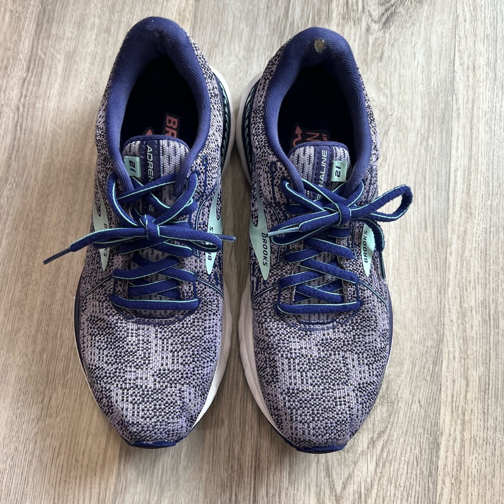 Brooks size 8, purple running shoe